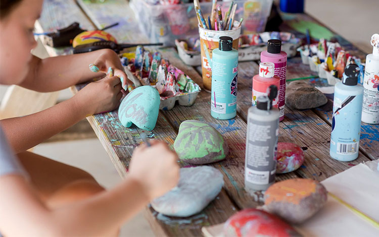 Niñas pintando rocas